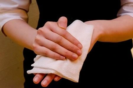 वेट टिशू वाइप्स होटल सेवाओं में रंग जोड़ते हैं